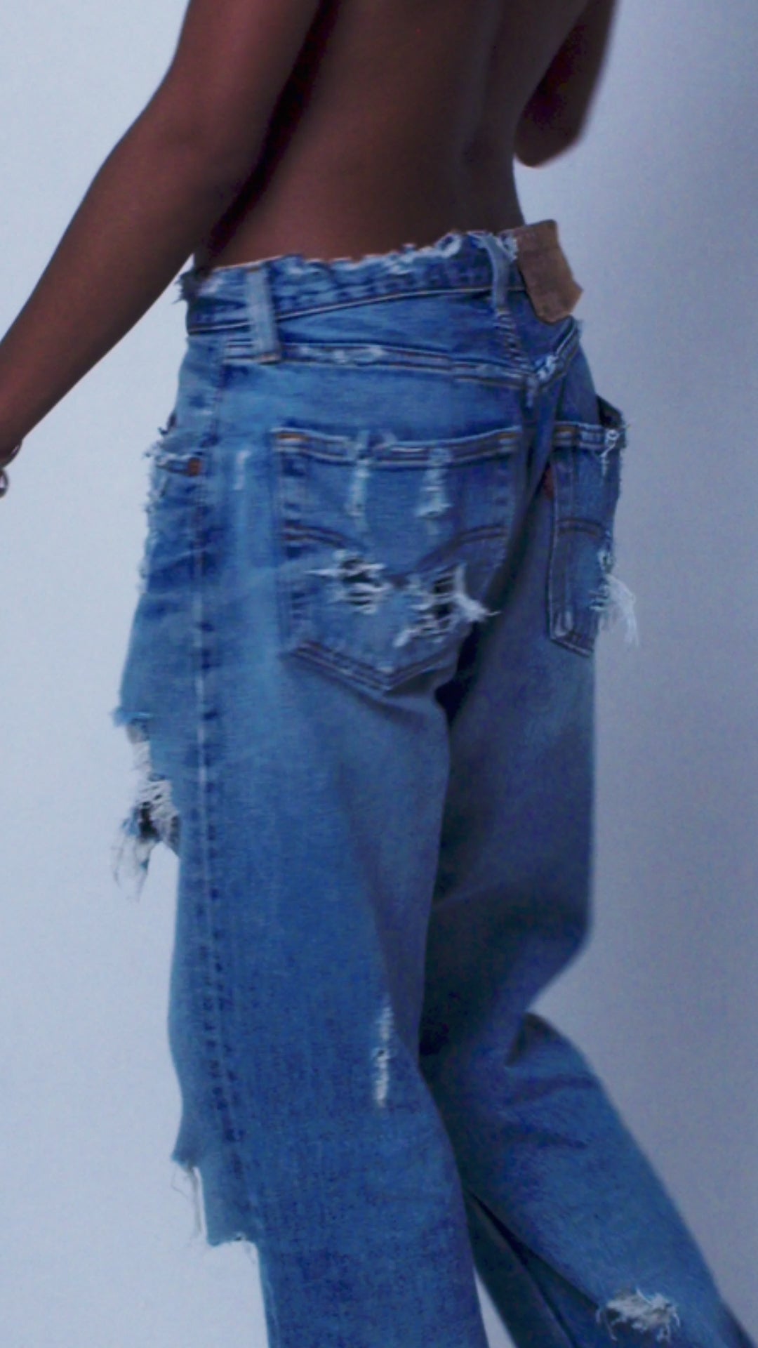 DISTRESSED JEAN